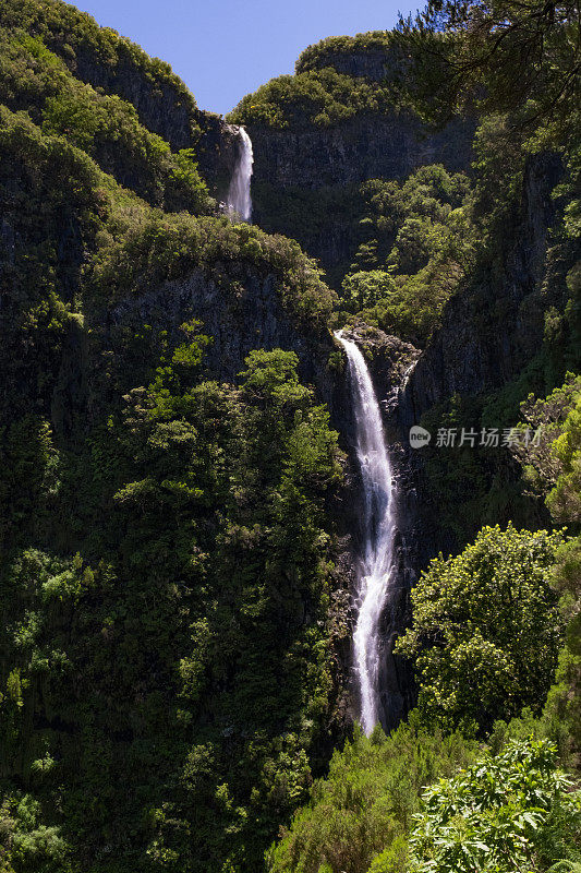 在一个美丽的夏日里，Rabaçal附近的山上的Risco瀑布和马德拉岛的Levada do Risco步道